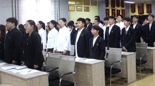 大厅里的人群 AI 生成的内容可能不正确。