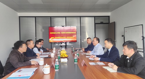 说明: 一群人坐在桌子前描述已自动生成