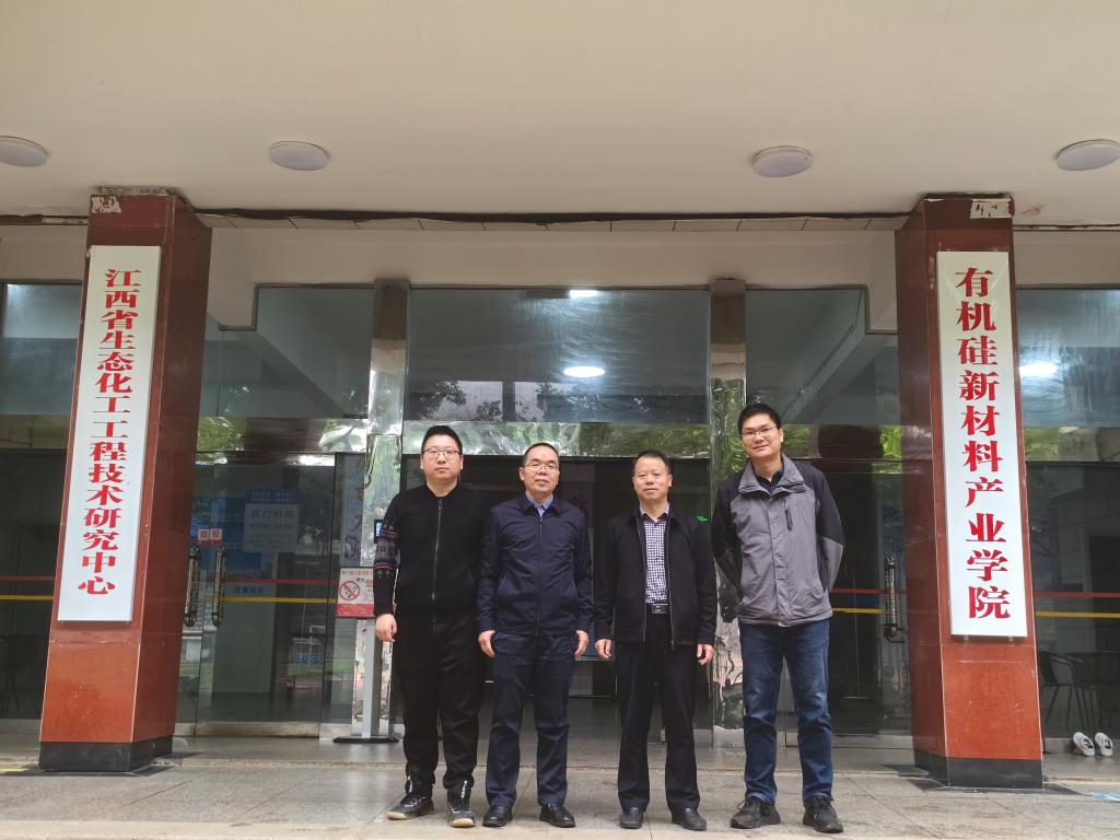 4-聂宗秀杰青参观有机硅新材料产业学院实验室