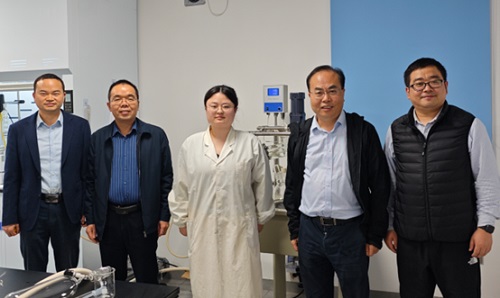 说明: 一群男人站在一起描述已自动生成